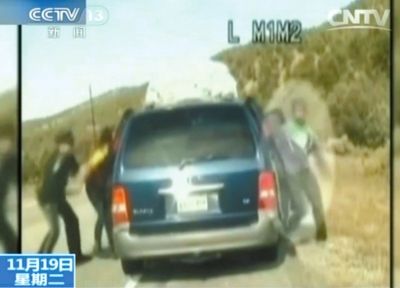 雷爾與警察爭執(zhí)，費(fèi)雷爾兒子下車試圖保護(hù)媽媽。