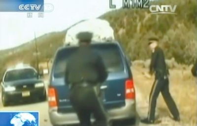 費(fèi)雷爾再次上車，警察拿警棍砸車窗。