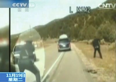 費(fèi)雷爾駕車逃走，警察連開數(shù)槍。央視截圖