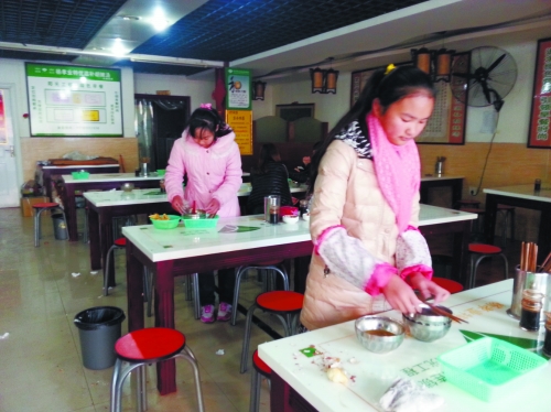 參加體驗的兩名學生成功“入職”后,開始收拾餐桌。