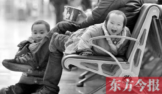 鄭州東站候車長(zhǎng)椅上，哈哈，馬上回家過(guò)年有禮物收了