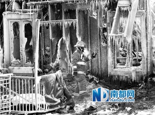 消防員用蒸汽機融化救火后殘留的冰層，尋找遇難者遺