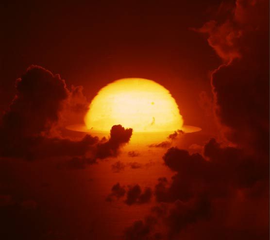 1961年，南太平洋上空，氫彈爆炸后的大火球開始擴散。