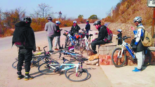 1月21日，他們路過(guò)湖南中路鋪鎮(zhèn)，在路邊短暫休息。