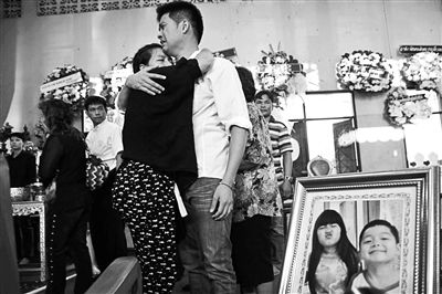 2月24日，泰國(guó)曼谷，民眾為在手榴彈襲擊中遇難的兩名兒童舉行葬禮，兩名兒童為姐弟二人，姐姐6歲，弟弟4歲