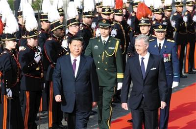 30日，習(xí)近平在會(huì)見比利時(shí)國王菲利普前，出席菲利普國王在王宮廣場舉行的隆重歡迎儀式。新華社發(fā)