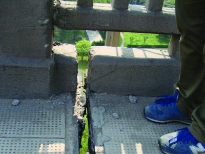 圖為大橋17號墩處橋面裂縫。梅建明 攝