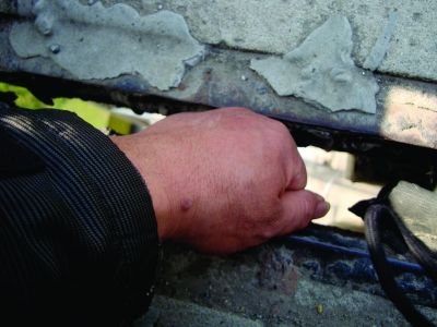 圖為大橋17號墩處橋面裂縫。梅建明 攝