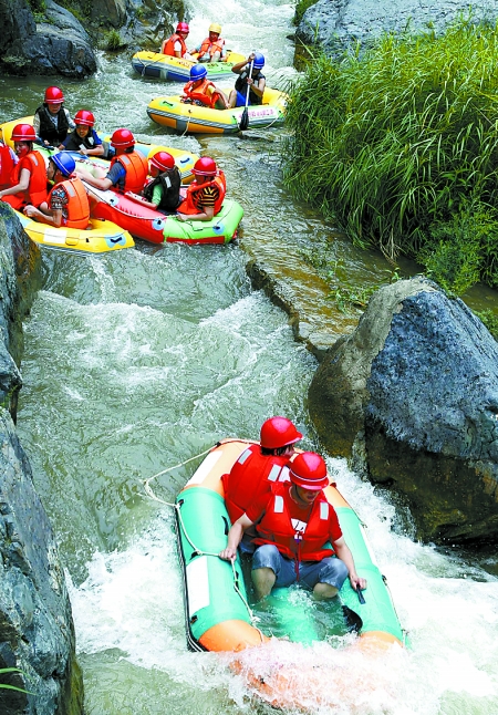 8月16日，游客在盧氏縣豫西大峽谷景區(qū)進(jìn)行漂流比賽。