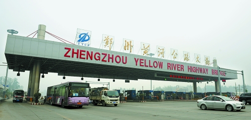 10月7日，鄭州黃河公路大橋車來車往。 新華社發(fā)