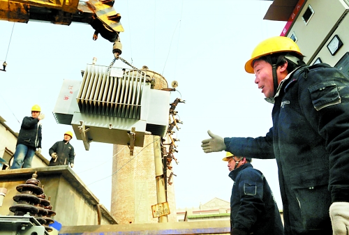 安陽縣電力局進行變壓器更換