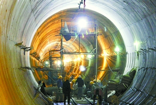 2012年12月30日，工人們?cè)谀纤闭{(diào)中線穿黃隧洞內(nèi)施工。