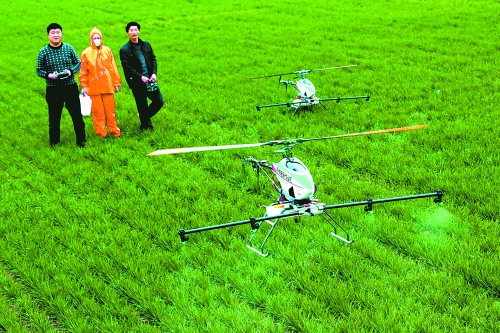 無人作業(yè)機(jī)一分鐘可為一畝地噴一升藥。