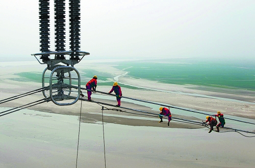 　4月16日，世界上最長的哈密南—鄭州±800千伏特高壓輸電跨黃工程全部完工，哈鄭特高壓工程對推動中