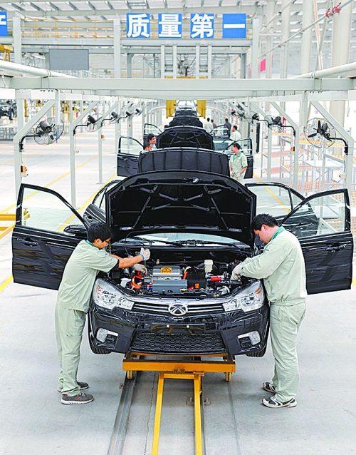 　　4月16日，新鄉(xiāng)市新能電動(dòng)汽車(chē)有限公司的工作人員在電動(dòng)汽車(chē)生產(chǎn)流水線上作業(yè)。目前，新鄉(xiāng)現(xiàn)有規(guī)模以