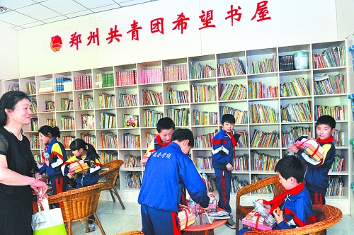 5月3日，來自貧困家庭的孩子在“雷鋒超市”拿到了心愛的圖書。