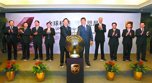 10月8日，美國聯(lián)合包裹公司（UPS）鄭州－美國阿拉斯加安克雷奇市貨運(yùn)新航線開通儀式在鄭州舉行