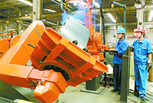 圖為龍工集團(tuán)中原公司的職工正在操作機(jī)器人焊接裝載機(jī)。