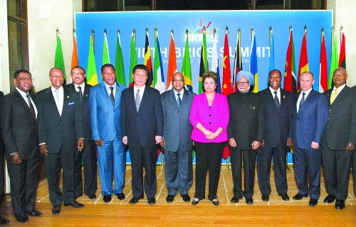 　3月27日，國(guó)家主席習(xí)近平在南非德班出席金磚國(guó)家領(lǐng)導(dǎo)人與非洲國(guó)家領(lǐng)導(dǎo)人對(duì)話會(huì)。這是與會(huì)領(lǐng)導(dǎo)人集體合