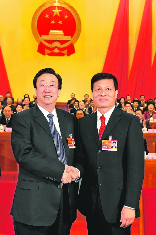 4月2日上午，新當(dāng)選的省人大常委會(huì)主任郭庚茂與新當(dāng)選的省人民政府省長(zhǎng)謝伏瞻親切握手。郭宇 董亮 攝