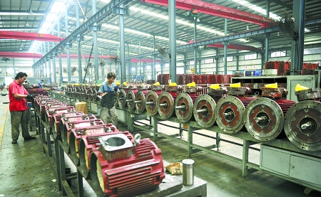 8月9日，南陽(yáng)微特防爆電機(jī)有限公司員工生產(chǎn)出口訂單產(chǎn)品。