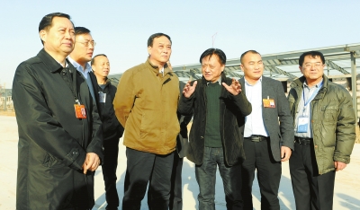 　　鄭州手拉手集團(tuán)董事長(zhǎng)賈長(zhǎng)明（右三）向省農(nóng)業(yè)廳廳長(zhǎng)朱孟洲（右四），省政府副秘書長(zhǎng)、省政府駐京辦主任