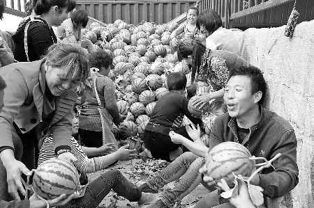 　眼下，內(nèi)黃縣東莊鎮(zhèn)種植的“無(wú)公害西瓜”豐收，市場(chǎng)緊俏。圖為5月6日，瓜農(nóng)準(zhǔn)備把外銷(xiāo)的西瓜裝車(chē)。劉肖