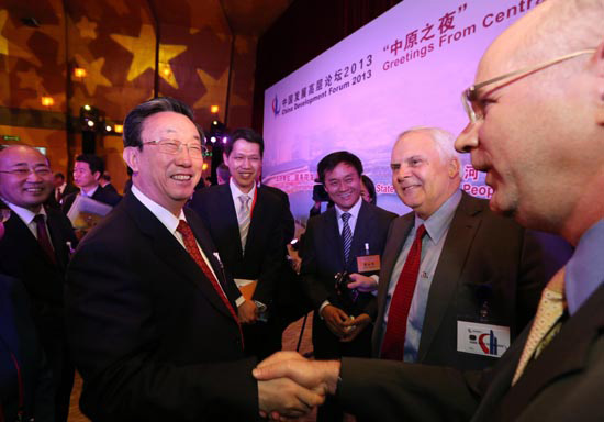 3月24日晚，省委書記、省長郭庚茂在參加中國發(fā)展高層論壇“中原之夜”活動時與外商親切握手交談。