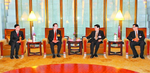 　3月24日，國務(wù)院發(fā)展研究中心主任李偉在北京會見了前來出席中國發(fā)展高層論壇“中原之夜”活動的河南省