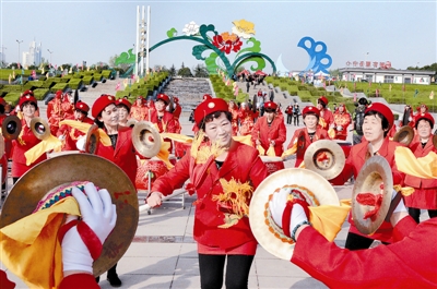 在中國國花園，伊川縣威武龍鼓藝術團的精彩表演吸引眾多游客