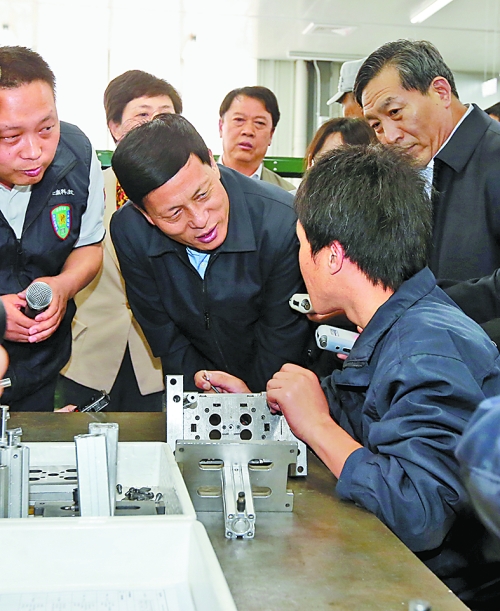 4月24日，省委副書記、省長謝伏瞻在濟(jì)源虎嶺產(chǎn)業(yè)集聚區(qū)考察。