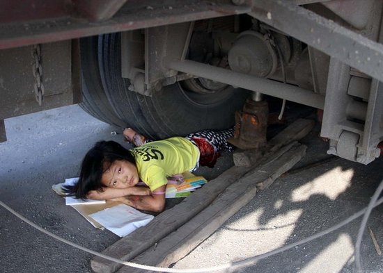 安陽(yáng)11歲女孩被40噸大貨車碾壓 始終沒落一滴淚