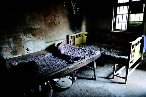 姐妹倆的臥室長期不通風，又潮又悶