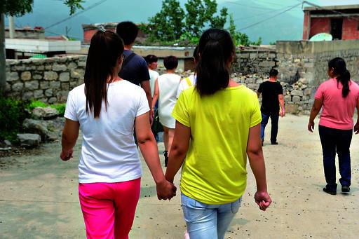 送記者離開時，姐妹倆一直手牽著手