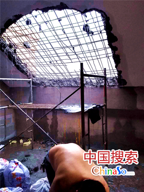 樓頂被鑿開(kāi)大洞，鋼筋裸露