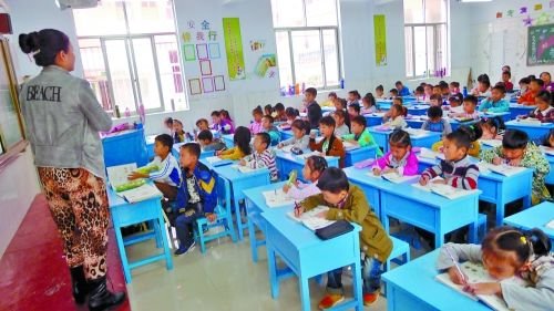 有的課桌直抵講臺(tái),學(xué)生眼睛離黑板非常近。