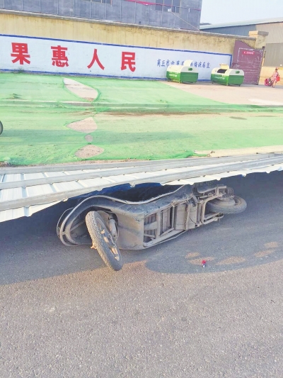 事發(fā)現(xiàn)場(chǎng)，男子的電動(dòng)車還在鐵皮墻下壓著。