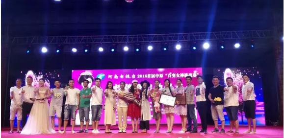 大賽總導(dǎo)演王軍嶺先生親臨現(xiàn)場(chǎng)，為報(bào)名點(diǎn)指導(dǎo)工作