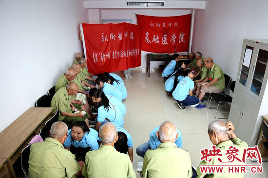新鄉(xiāng)醫(yī)學院大學生暑期社會實踐隊員到新鄉(xiāng)市榮軍醫(yī)院為老紅軍、老戰(zhàn)士洗腳
