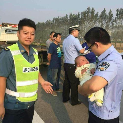 民警把嬰兒帶到隊(duì)里，核實(shí)孩子身世
