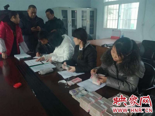 滎陽(yáng)78名貴州籍農(nóng)民工兄弟拿到工資回家啦！