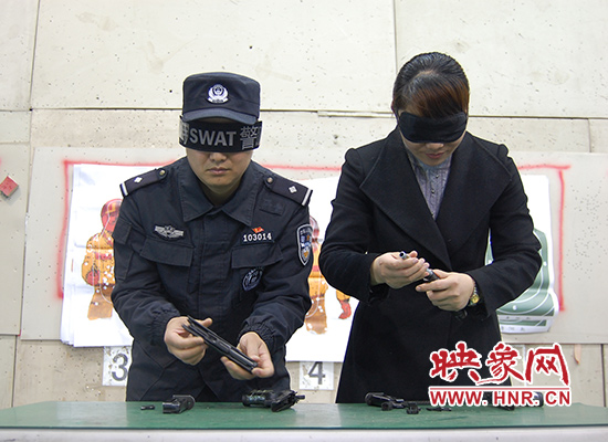 巾幗不讓須眉！鄭州女警蒙眼拆裝手槍不到一分鐘
