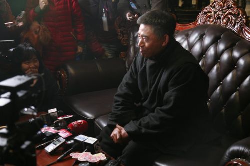 各路記者的長槍短炮對(duì)準(zhǔn)了《大河兒女》主演陳寶國。