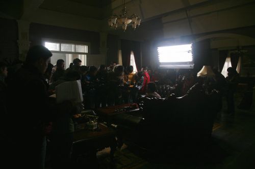 各路媒體記者探班《大河兒女》現(xiàn)場(chǎng)。