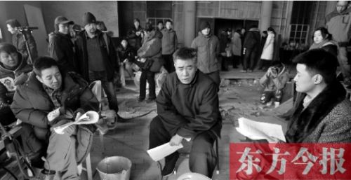 導(dǎo)演安建（左）、主演陳寶國(guó)等坐在一起說(shuō)戲