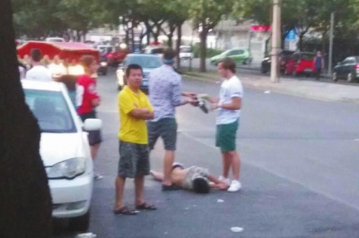 外籍男子當(dāng)街肩扛、腳踏醉漢