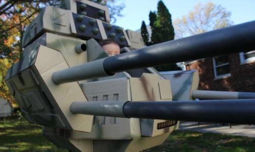 美國父親為孩子萬圣節(jié)變身造“機(jī)甲”