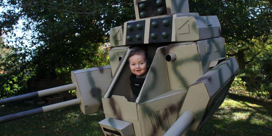 美國父親為孩子萬圣節(jié)變身造“機(jī)甲”