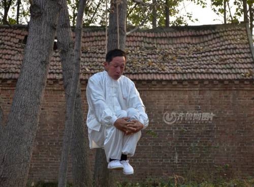 山東武術達人修煉“仙人掛畫”