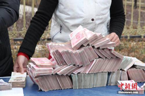 甘肅山村一支書發(fā)百萬(wàn)分紅現(xiàn)金